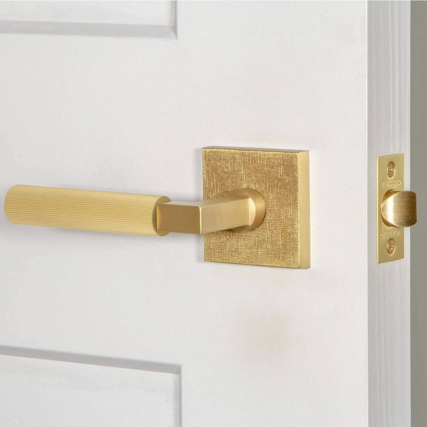 Quadrato Linen Rosette with Contempo Fluted Lever in Satin Brass