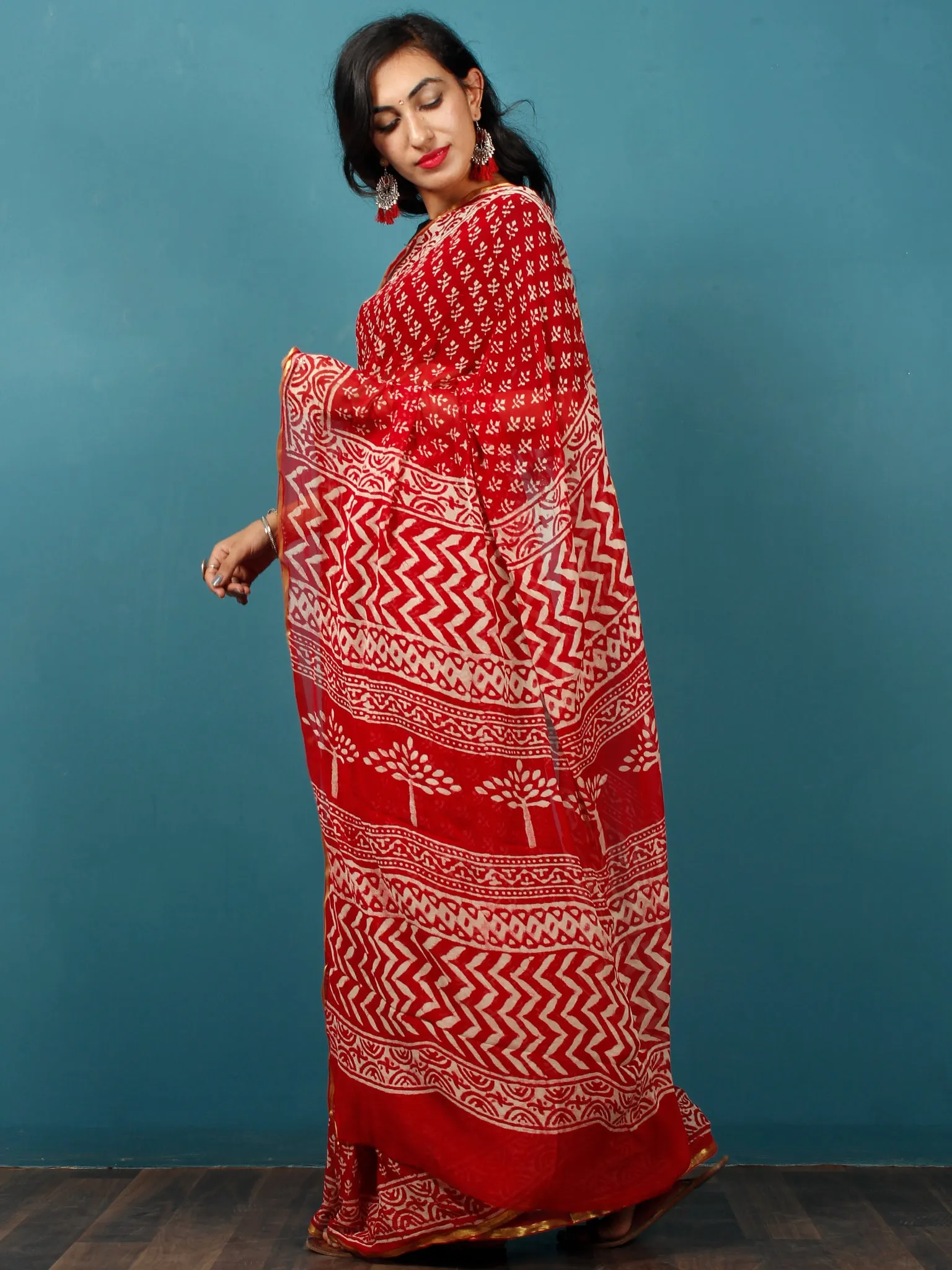 Red White Hand Block Printed Chiffon Saree with Zari Border - S031702789